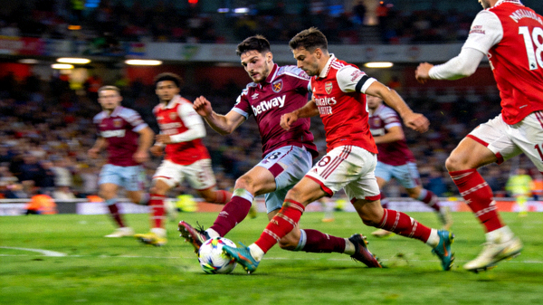 英超联赛西汉姆联对阵阿森纳的足球比赛直播画面，球员正在激烈拼抢